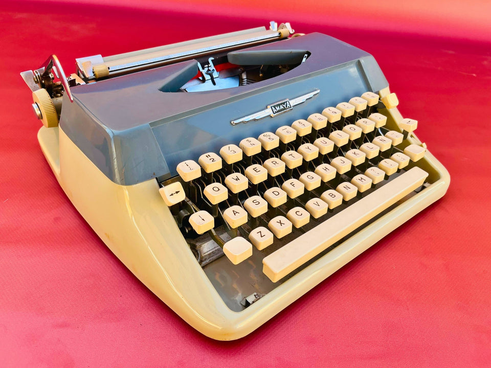 Working Typewriter Amaya Deluxe Blue With Case