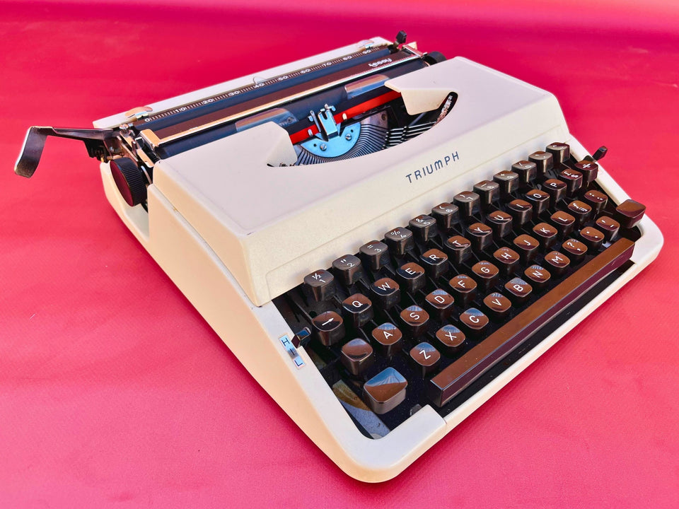 Working Typewriter Triumph Tessy White Ultra-Portable