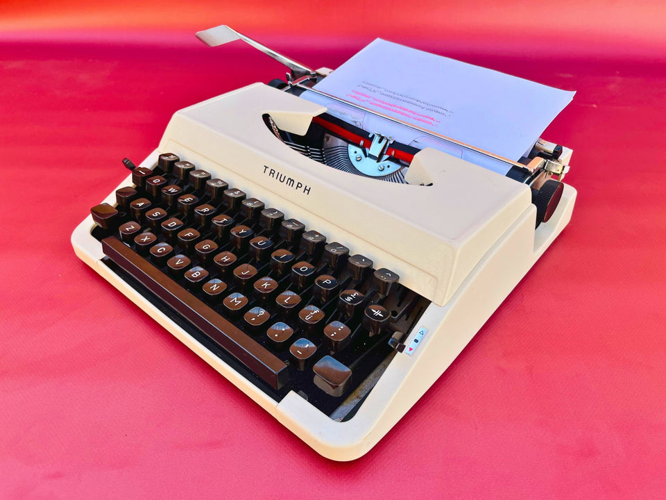 Working Typewriter Triumph Tessy White Ultra-Portable