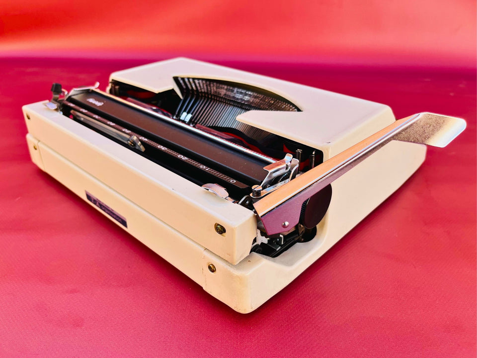 Working Typewriter Triumph Tessy White Ultra-Portable