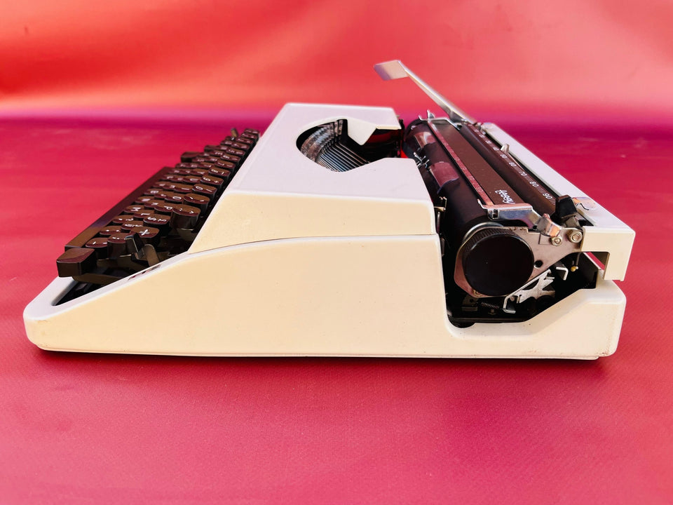 Working Typewriter Triumph Tessy White Ultra-Portable