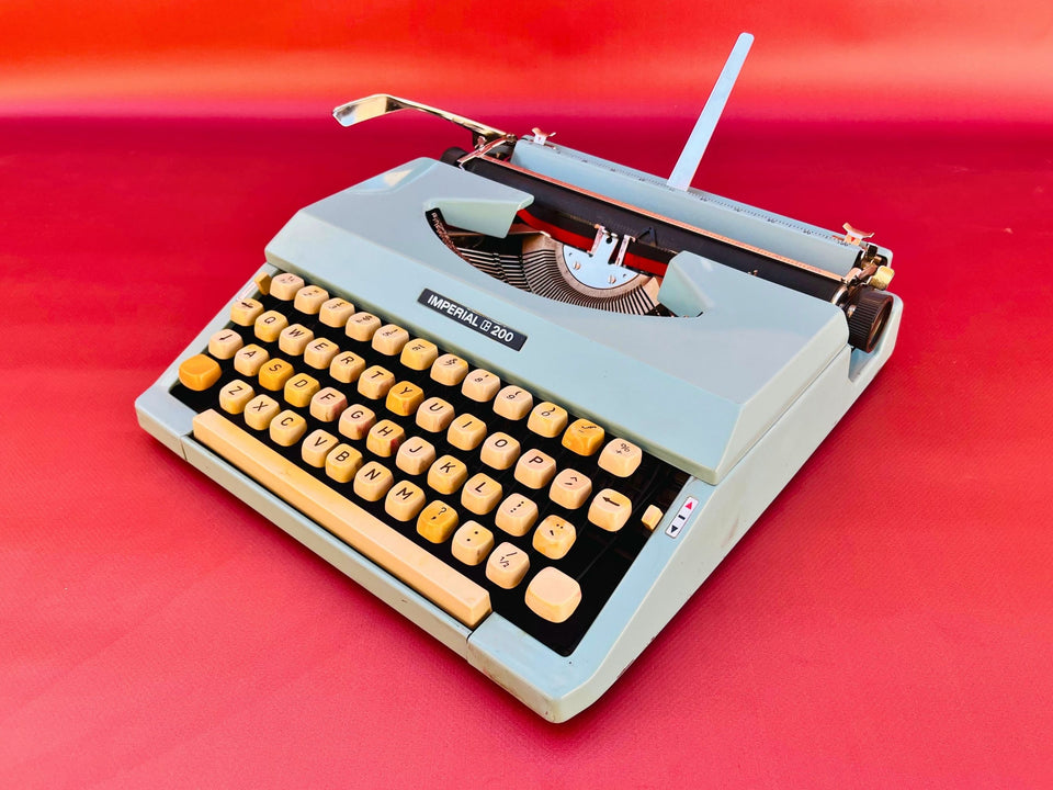 Working typewriter Imperial 200 mint blue main view with case