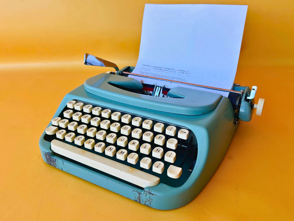 Working Typewriter Singer T4 Scholastic Blue Spanish QWERTY