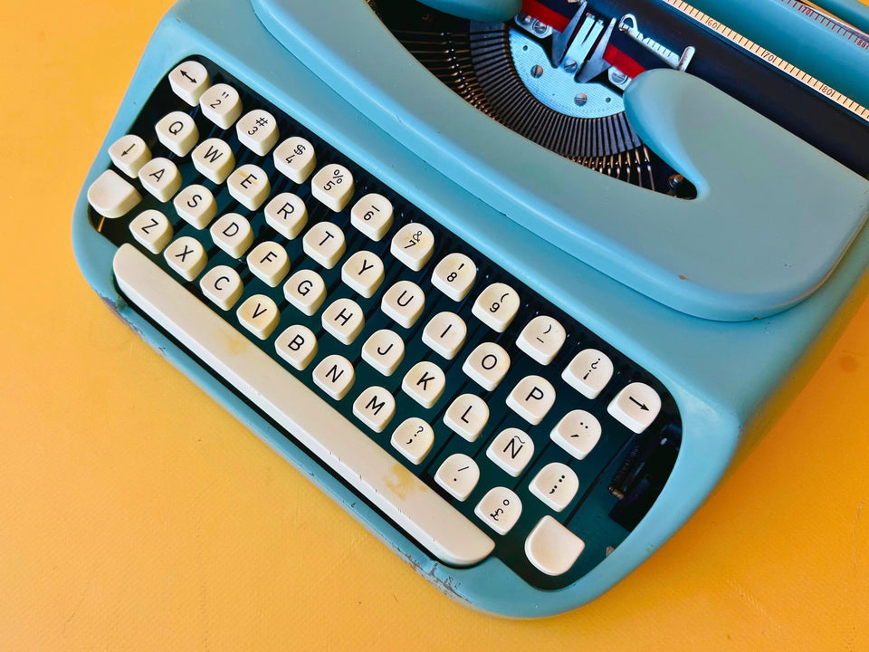 Working Typewriter Singer T4 Scholastic Blue Spanish QWERTY