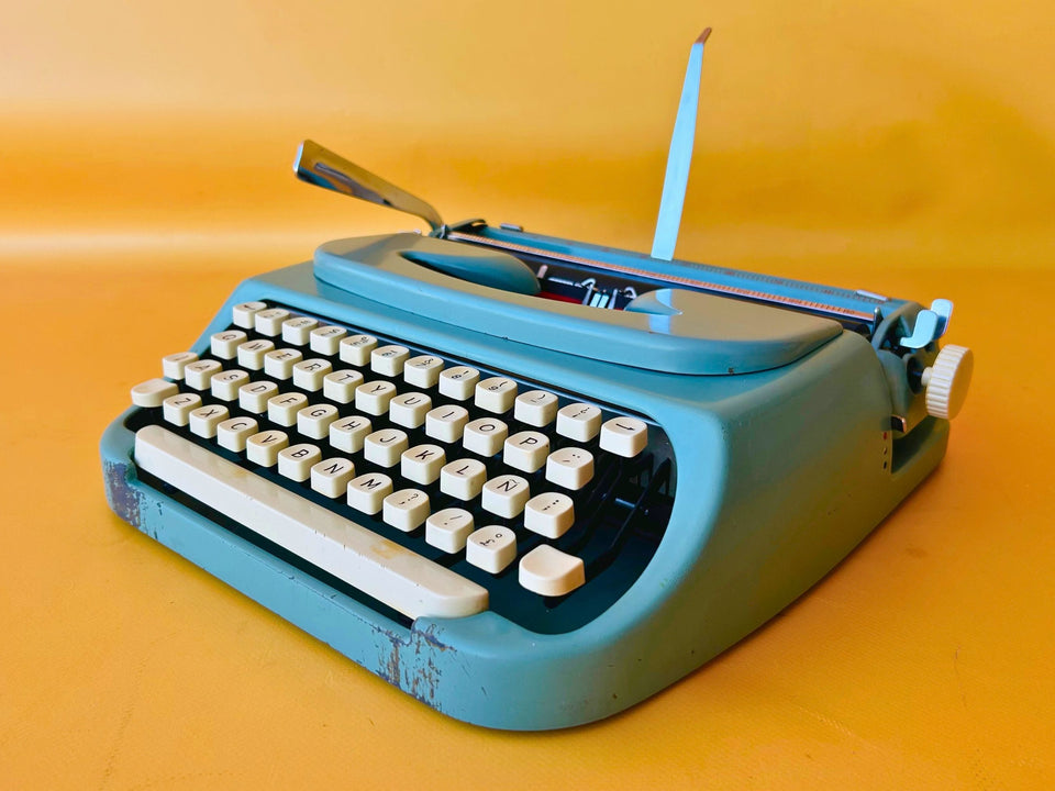 Working typewriter Singer T4 Scholastic blue Spanish QWERTY keyboard close-up