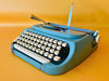 Working typewriter Singer T4 Scholastic blue Spanish QWERTY keyboard close-up