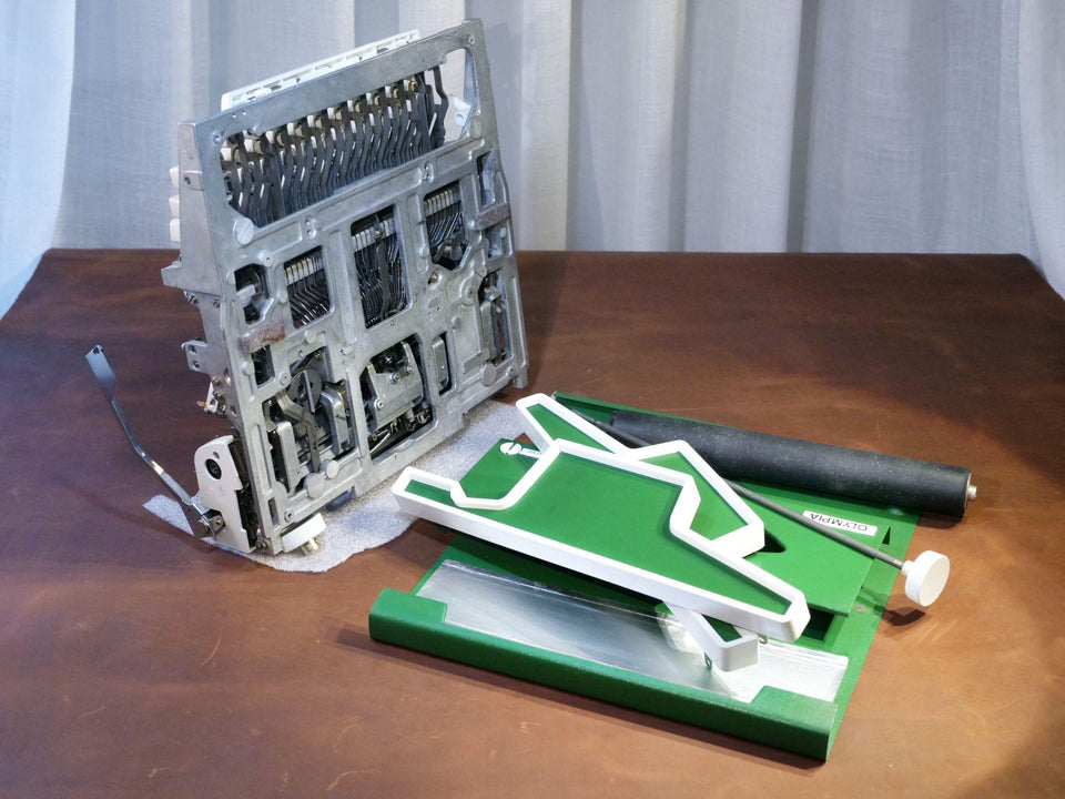 Olympia Traveller De Luxe Typewriter – 1970s Green Portable Manual Typewriter with Case