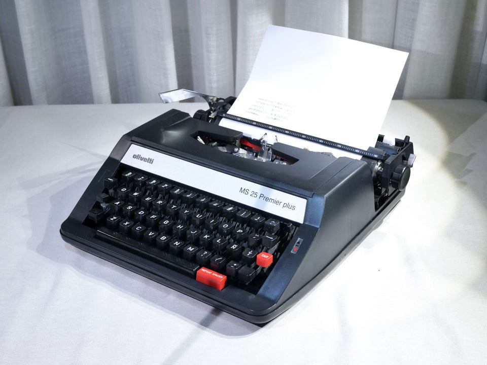 Olivetti MS 25 Premier Plus keyboard detail keys close-up black typewriter