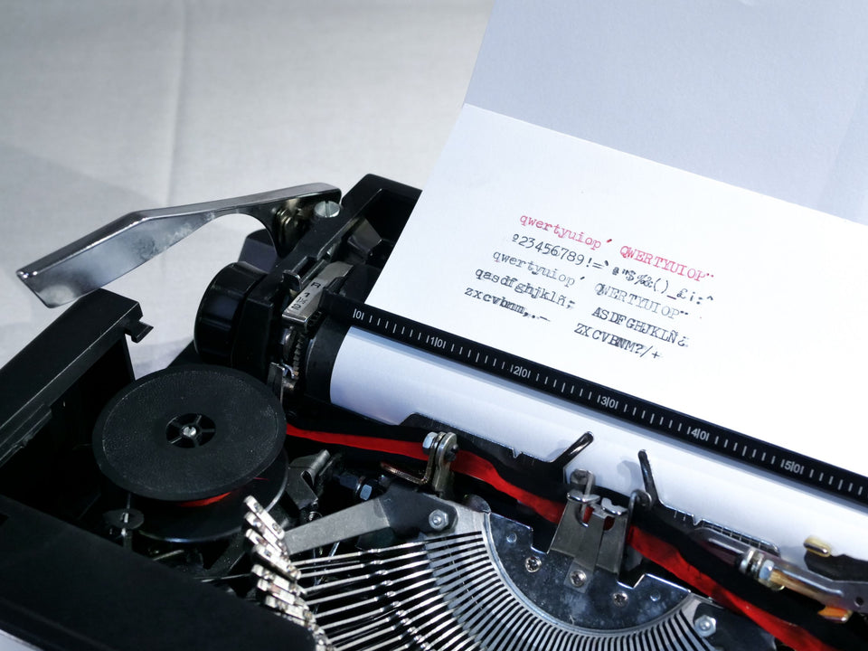 Olivetti MS 25 Premier Plus keyboard detail keys close-up black typewriter
