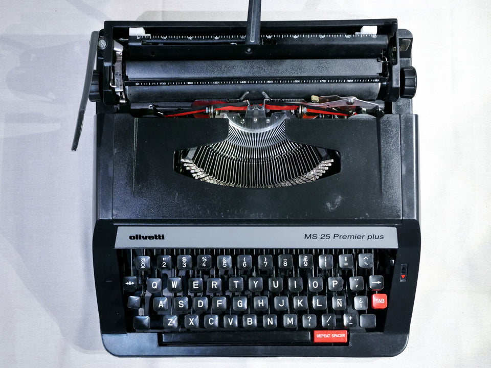 Olivetti MS 25 Premier Plus keyboard detail keys close-up black typewriter