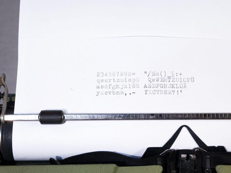 Jewel typing sample QWERTZ typeface green typewriter with case