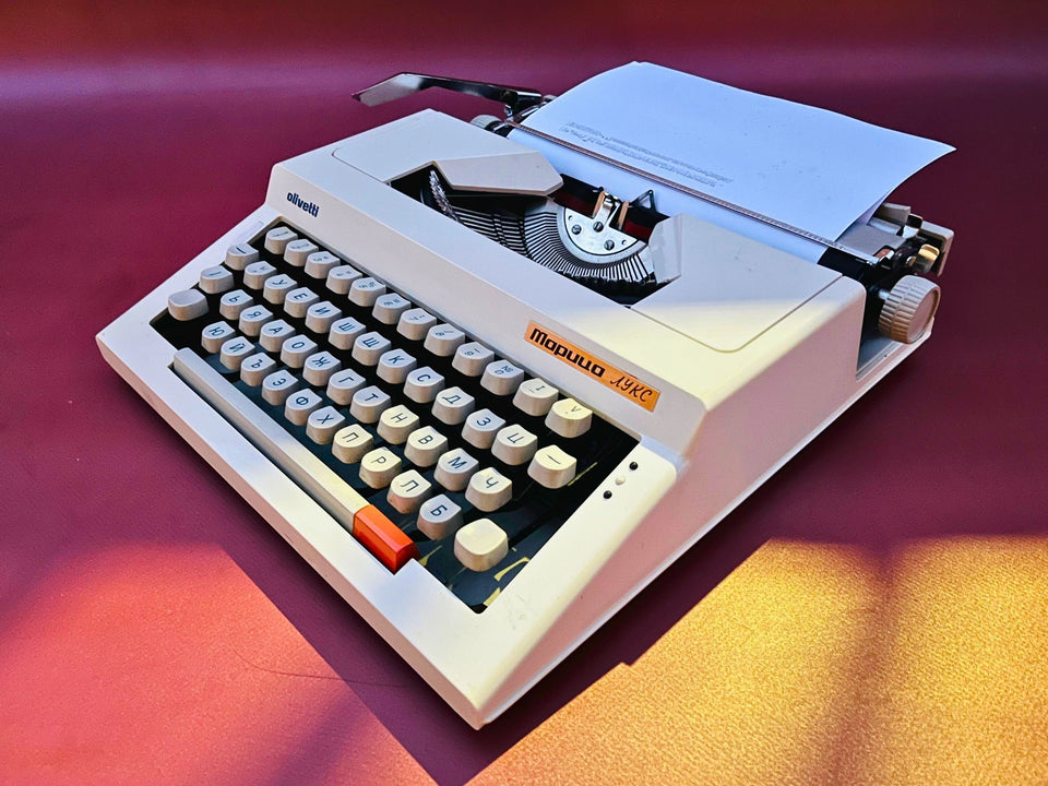 Working Typewriter Olivetti Maritsa Lux Bulgarian Cyrillic with Case