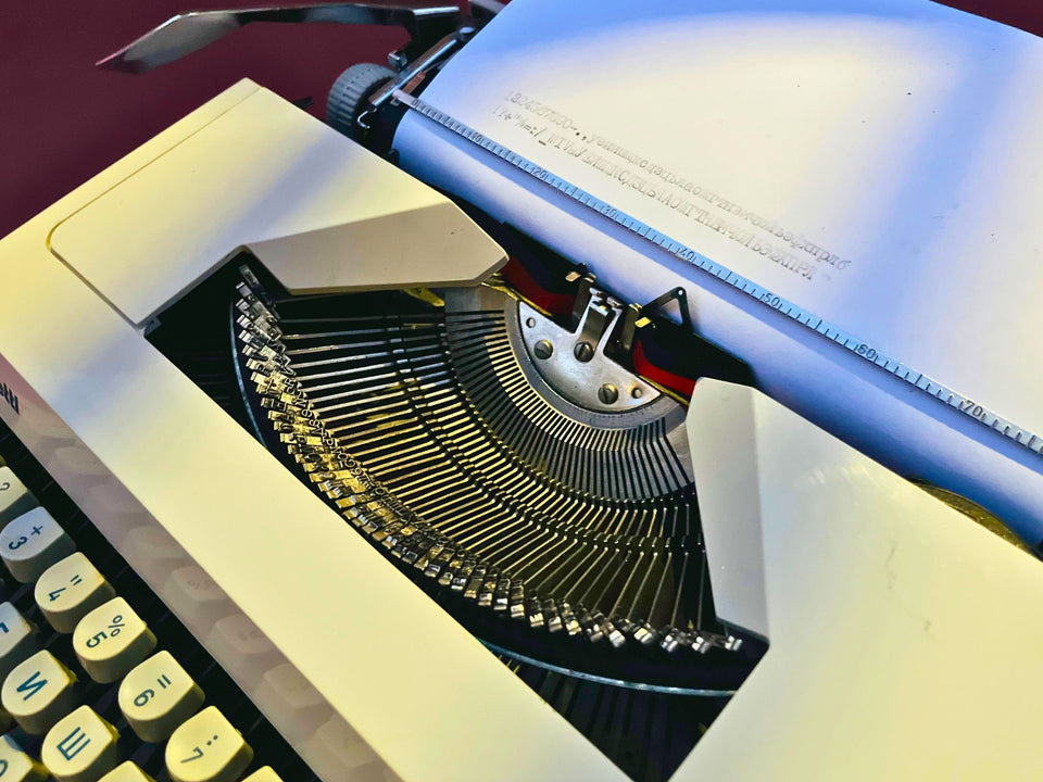 Working Typewriter Olivetti Maritsa Lux Bulgarian Cyrillic with Case