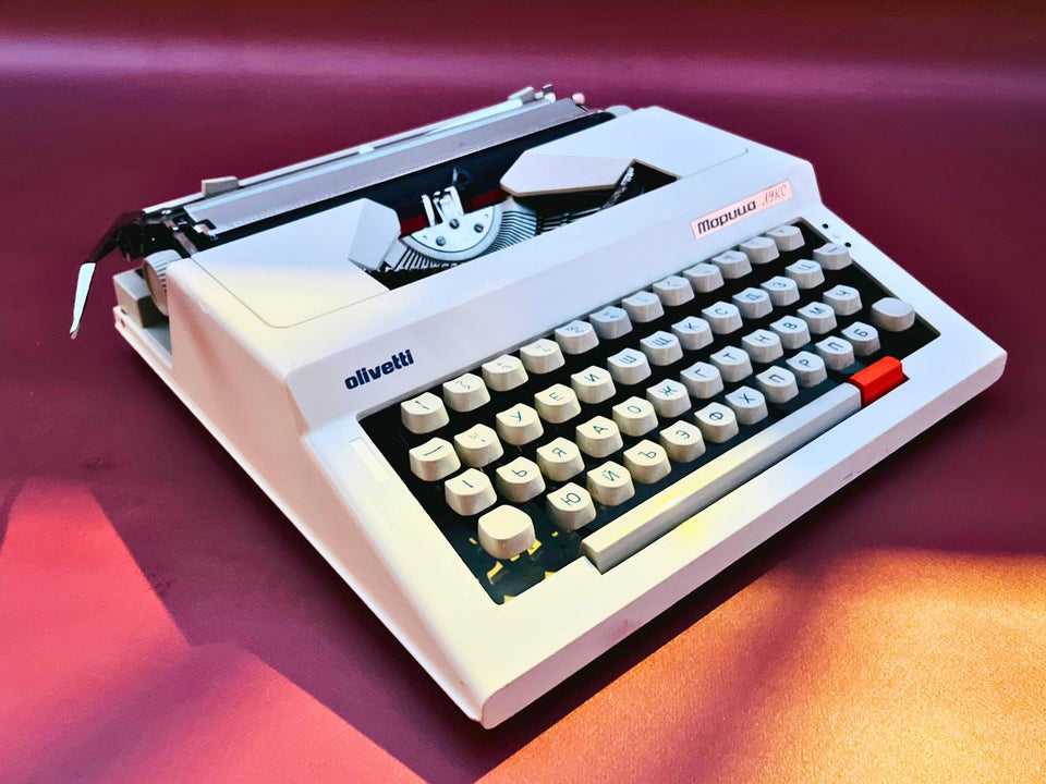 Working Typewriter Olivetti Maritsa Lux Bulgarian Cyrillic with Case