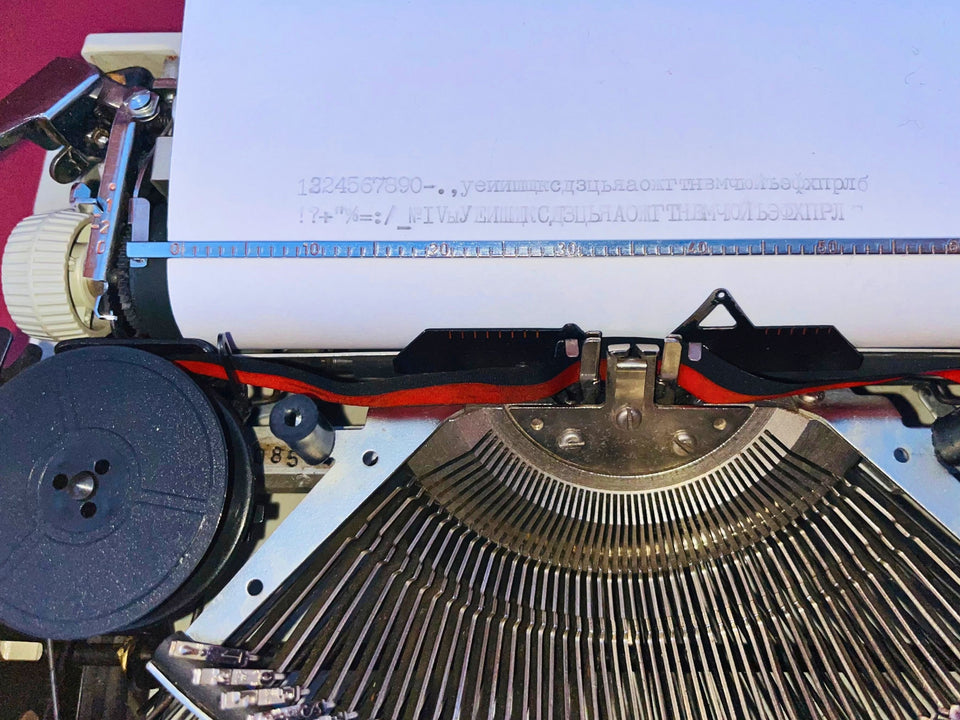 White Maritsa Lux typesample