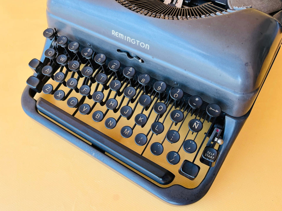 Remington Rand Deluxe Model 5 side view with Self Start key and ribbon color changer