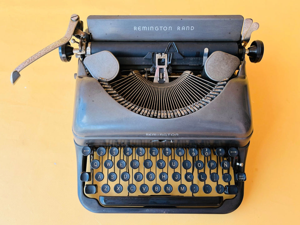 Remington Rand Deluxe Model 5 Spanish QWERTY keyboard close-up