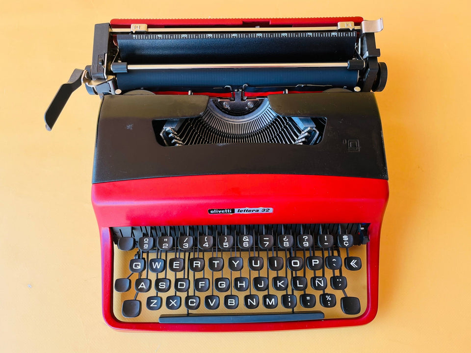 Olivetti Lettera 32 Spanish QWERTY keyboard close-up