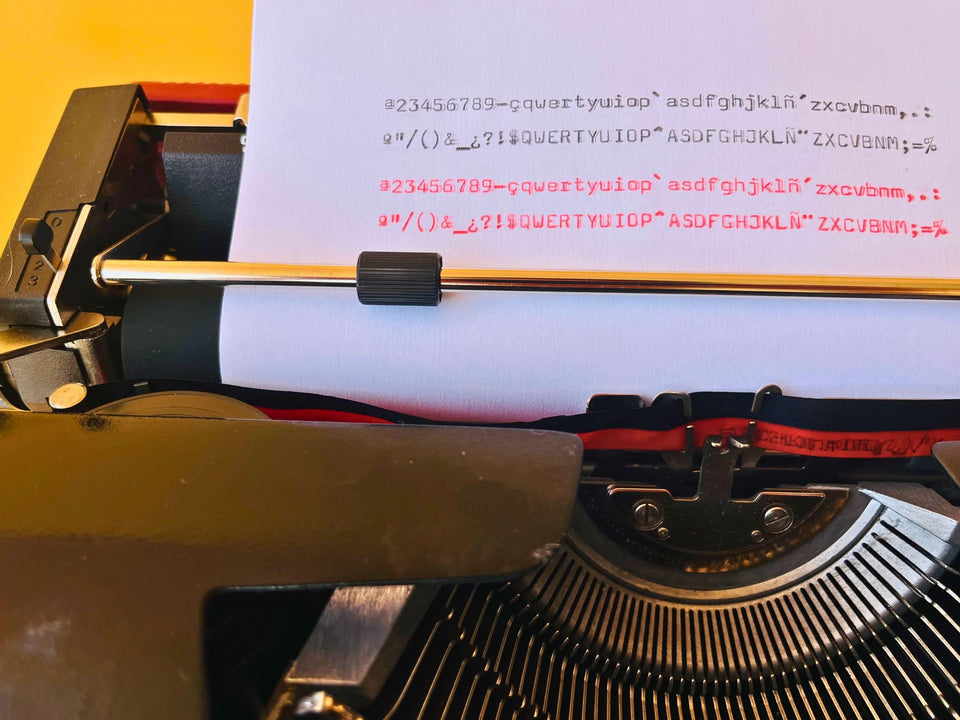 Olivetti Lettera 32 typesample sheet typed in black and red