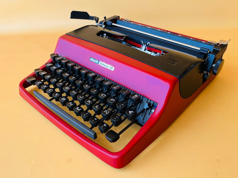 Working typewriter Olivetti Lettera 32 custom painted red and black main view