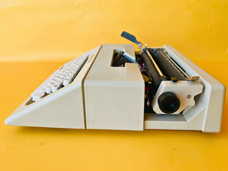 Working Typewriter Olivetti Lettera 25 Beige Spanish QWERTY