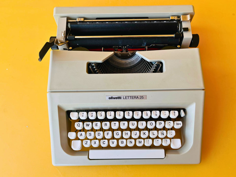 Olivetti Lettera 25 Spanish QWERTY keyboard close-up