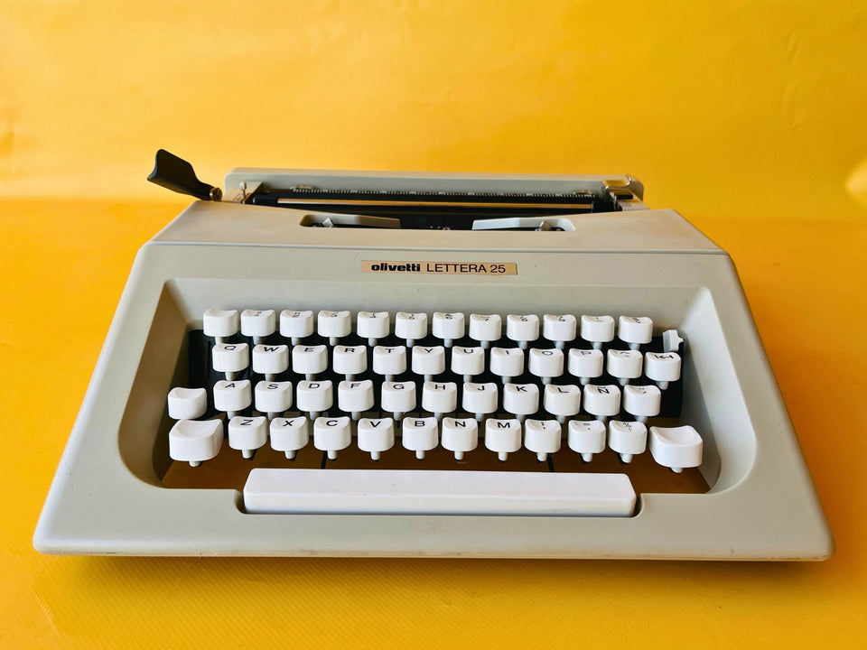 Working Typewriter Olivetti Lettera 25 Beige Spanish QWERTY