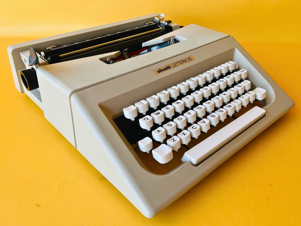 Working Typewriter Olivetti Lettera 25 Beige Spanish QWERTY