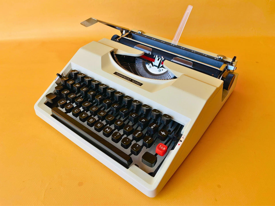 White Torpedo 10/40 typewriter with Dutch QWERTY keyboard on a desk