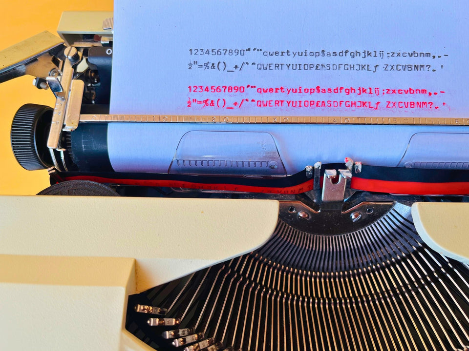 Close-up of Dutch QWERTY keys with ij and red TAB key on a Torpedo typewriter