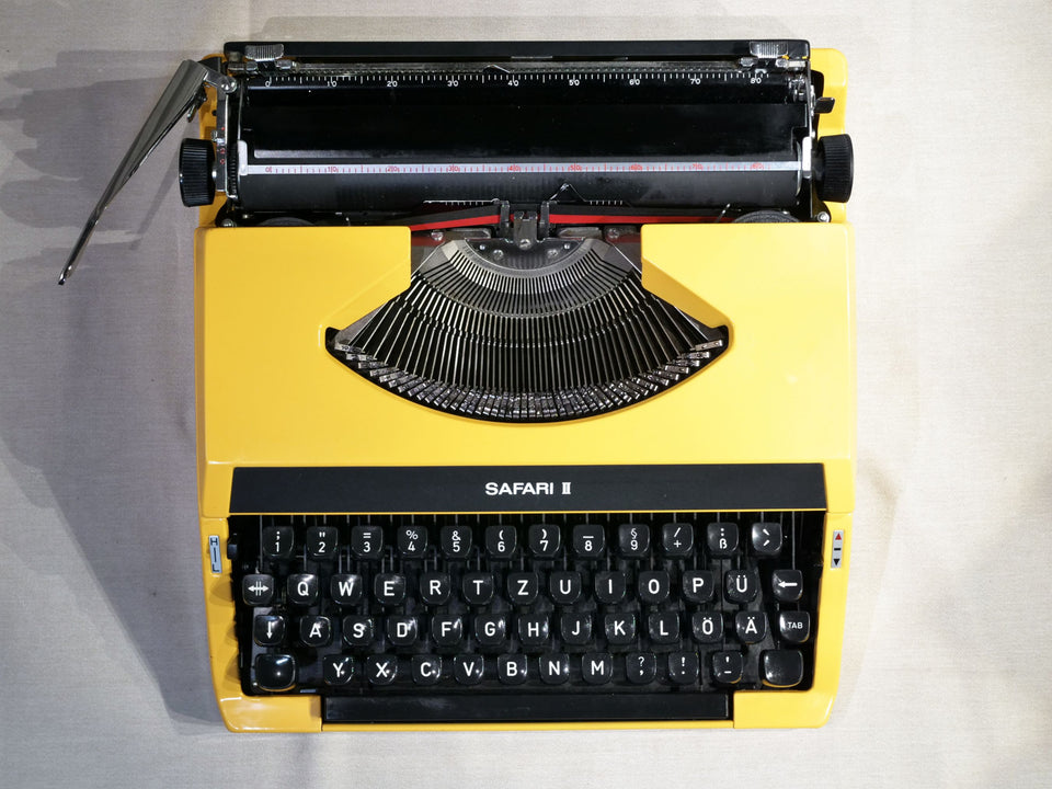 Safari 2 typewriter keyboard detail QWERTZ keys close-up yellow machine