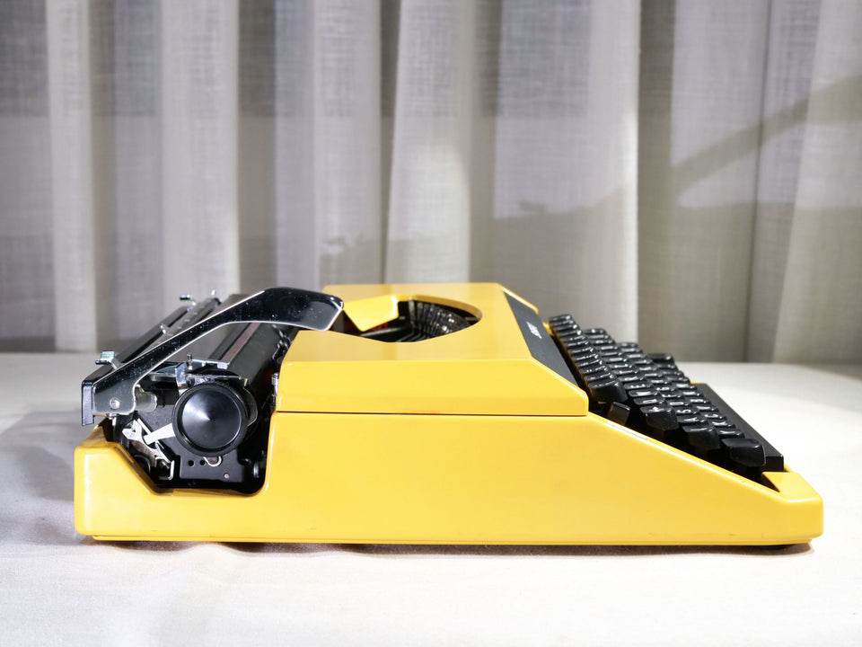 Working Yellow Safari 2 Typewriter | 1970s Japanese Typewriter