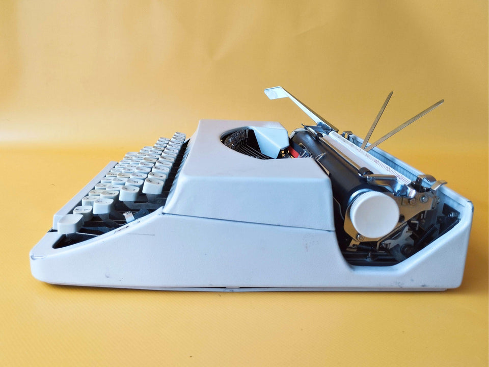 Nakajima ALL White Typewriter – 1970s Manual Typewriter with Case