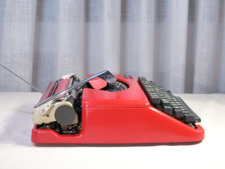 Olympia Splendid 33 Portable Typewriter - Working 1970s Manual - Red with Case