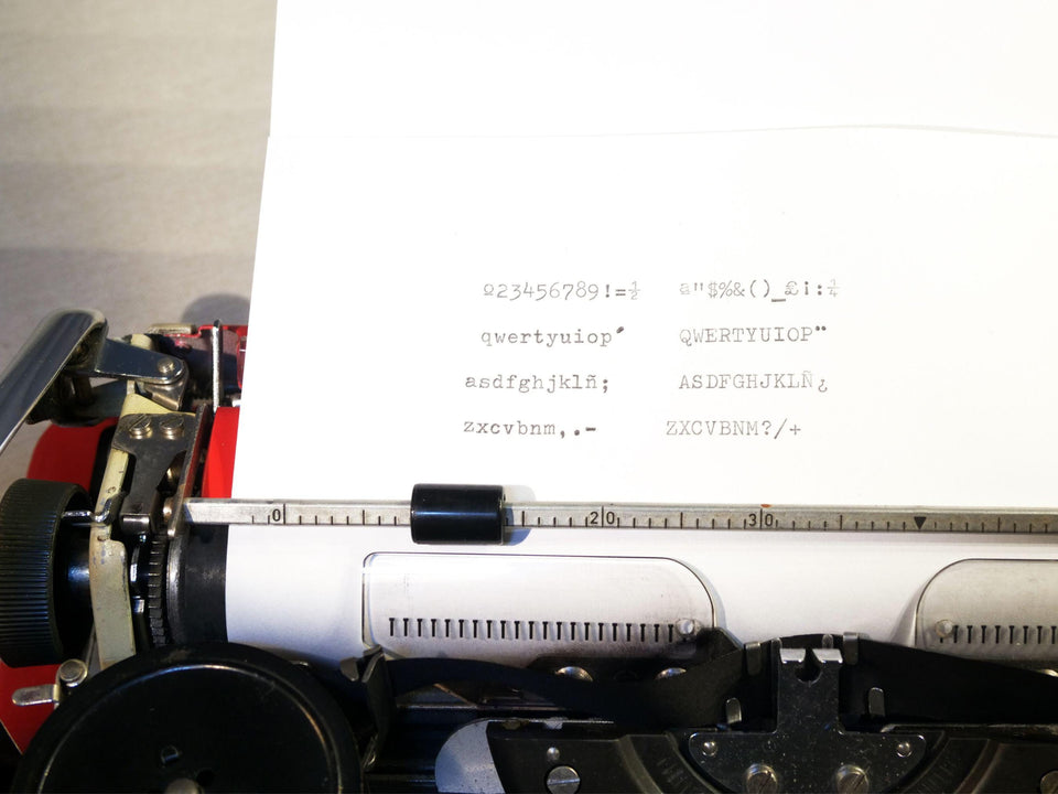 Olympia Splendid 33 typing sample QWERTY typeface red typewriter