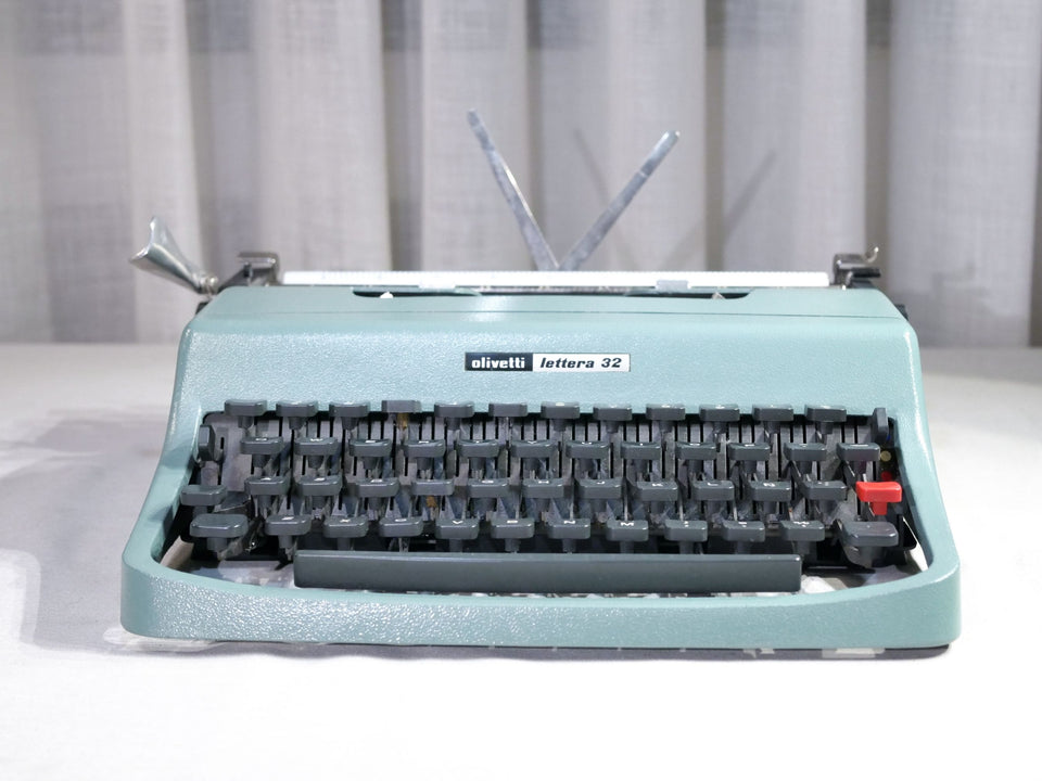 Olivetti Lettera 32 with Case | Iconic Seafoam Blue | The Writer’s Essential (Copy)