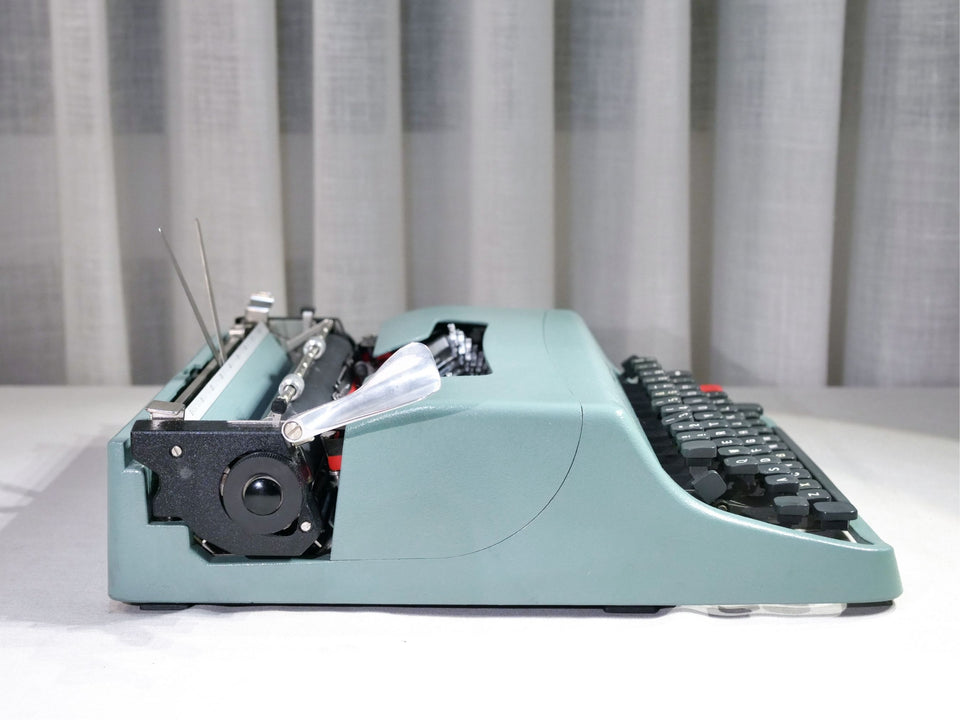 Olivetti Lettera 32 with Case | Iconic Seafoam Blue | The Writer’s Essential (Copy)