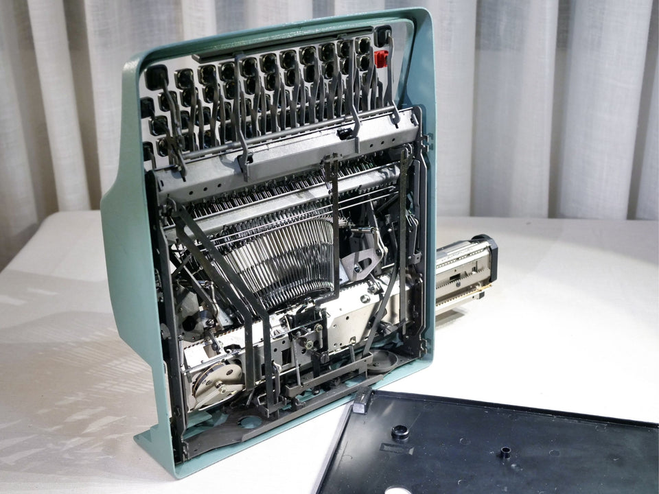 Olivetti Lettera 32 with Case | Iconic Seafoam Blue | The Writer’s Essential (Copy)