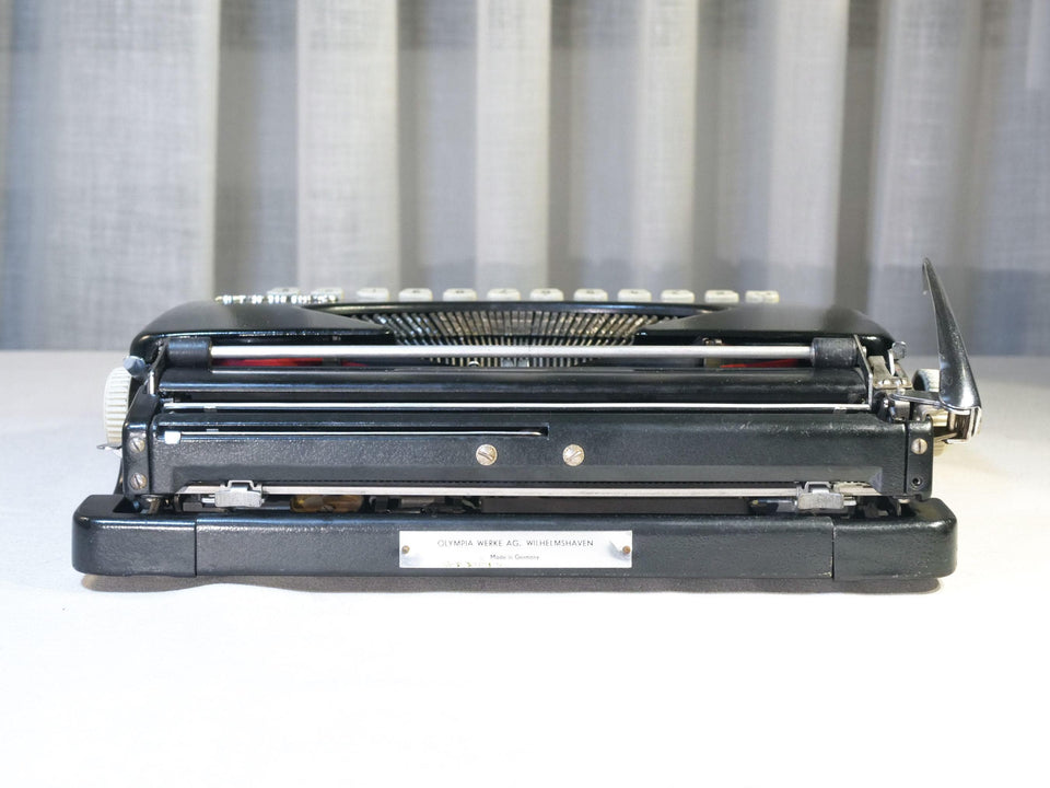 Olympia Splendid 33 Portable Typewriter - Working 1970s Manual - Black with Case
