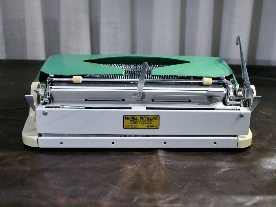 Working Amaya Deluxe Typewriter | Rare Two-Tone Emerald Green with Case