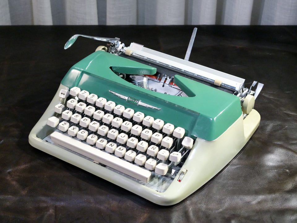 Working Amaya Deluxe Typewriter | Rare Two-Tone Emerald Green with Case