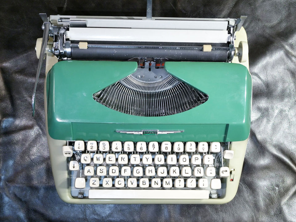 Working Amaya Deluxe Typewriter | Rare Two-Tone Emerald Green with Case