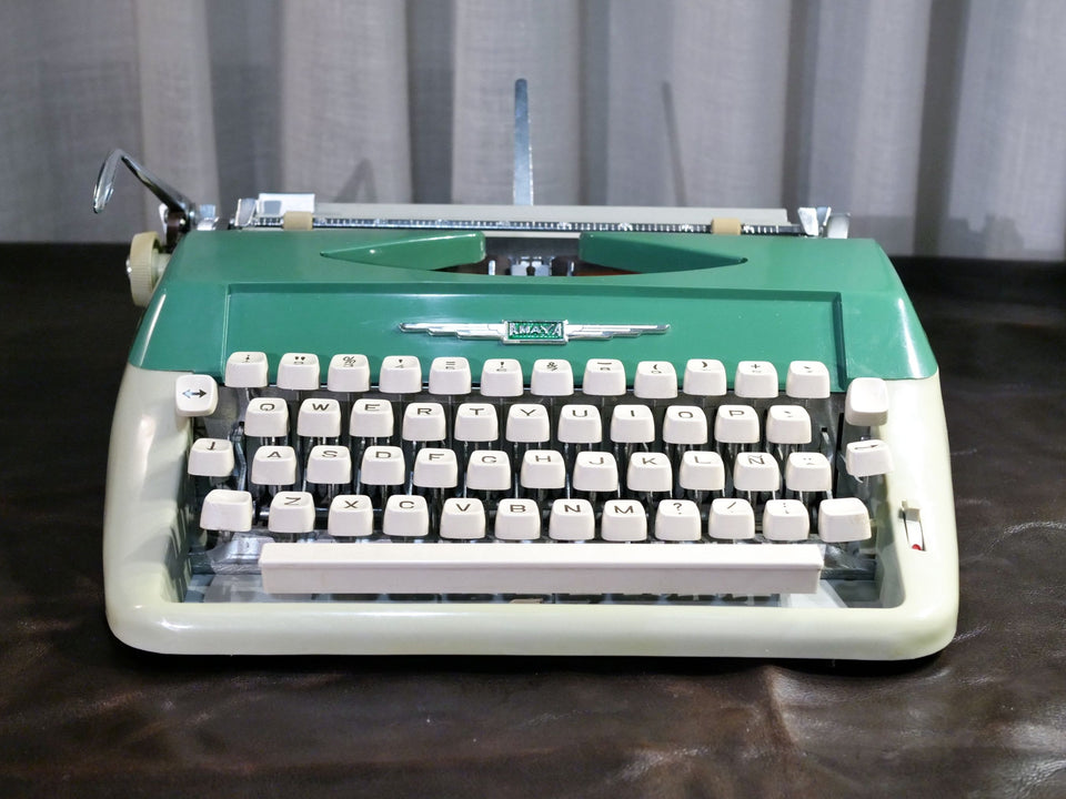 Working Amaya Deluxe Typewriter | Rare Two-Tone Emerald Green with Case