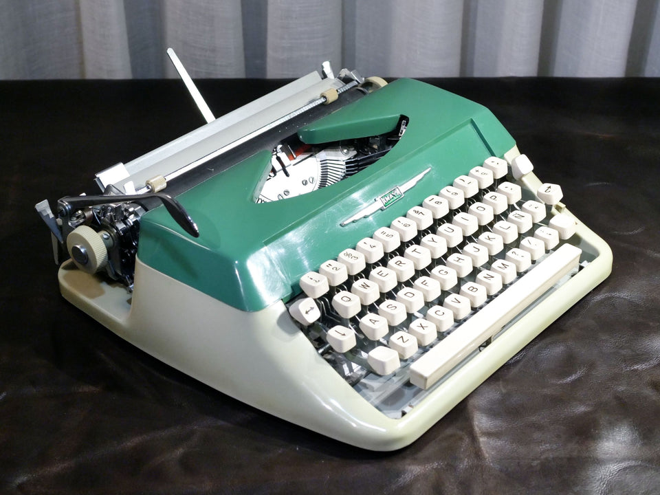 Working Amaya Deluxe Typewriter | Rare Two-Tone Emerald Green with Case
