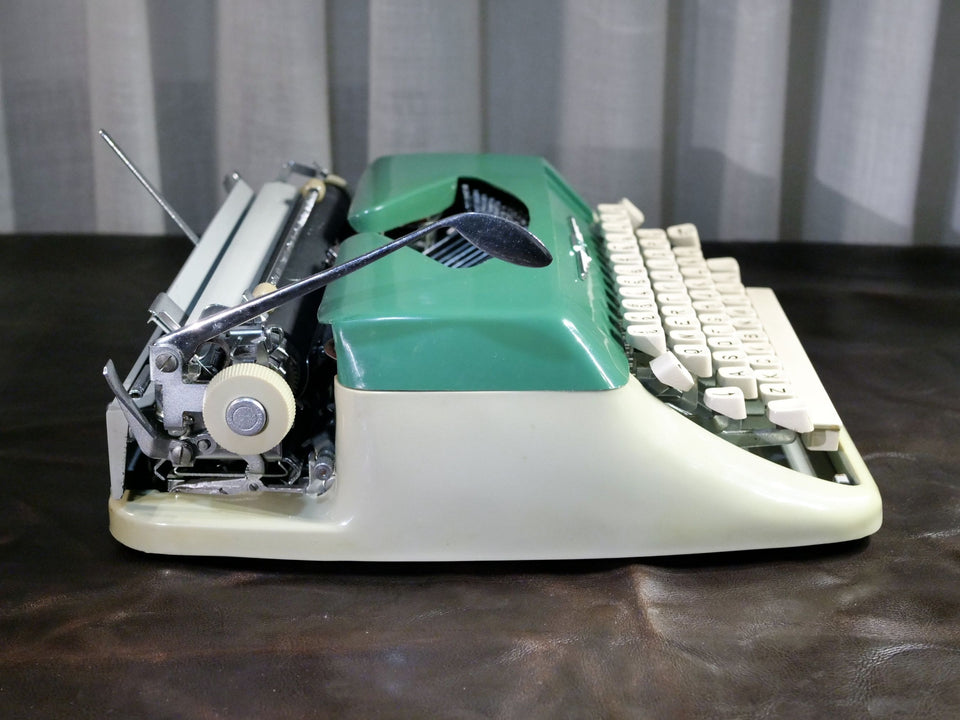 Working Amaya Deluxe Typewriter | Rare Two-Tone Emerald Green with Case