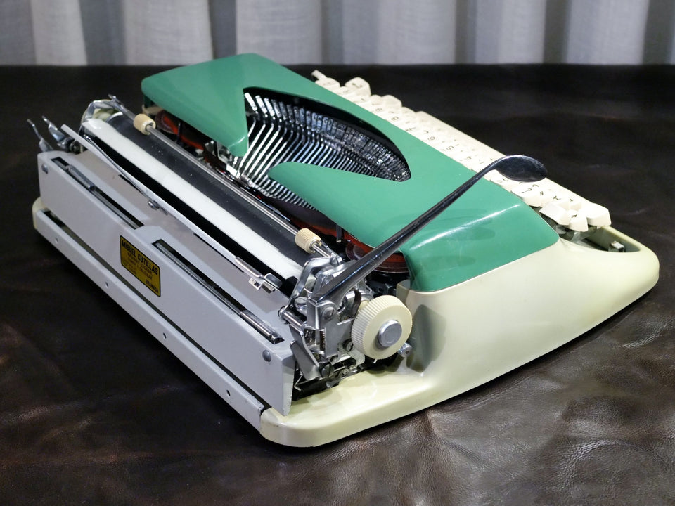 Working Amaya Deluxe Typewriter | Rare Two-Tone Emerald Green with Case