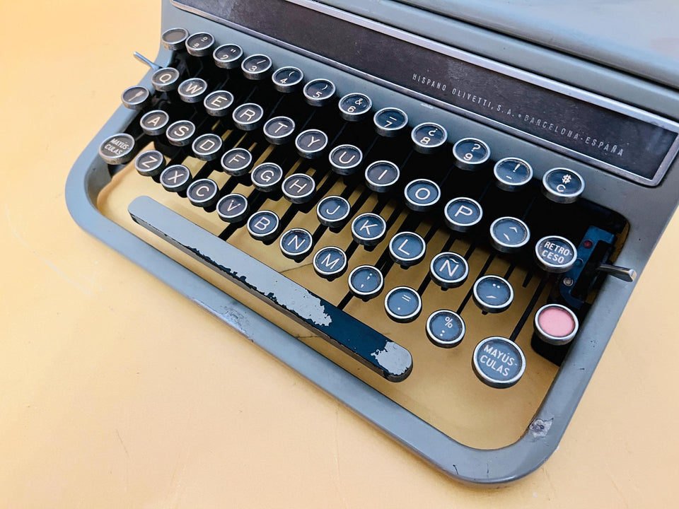 Hispano Olivetti Studio 46 keyboard detail keys close-up