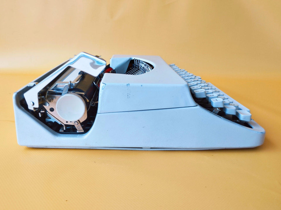 Nakajima ALL White Typewriter – 1970s Manual Typewriter with Case