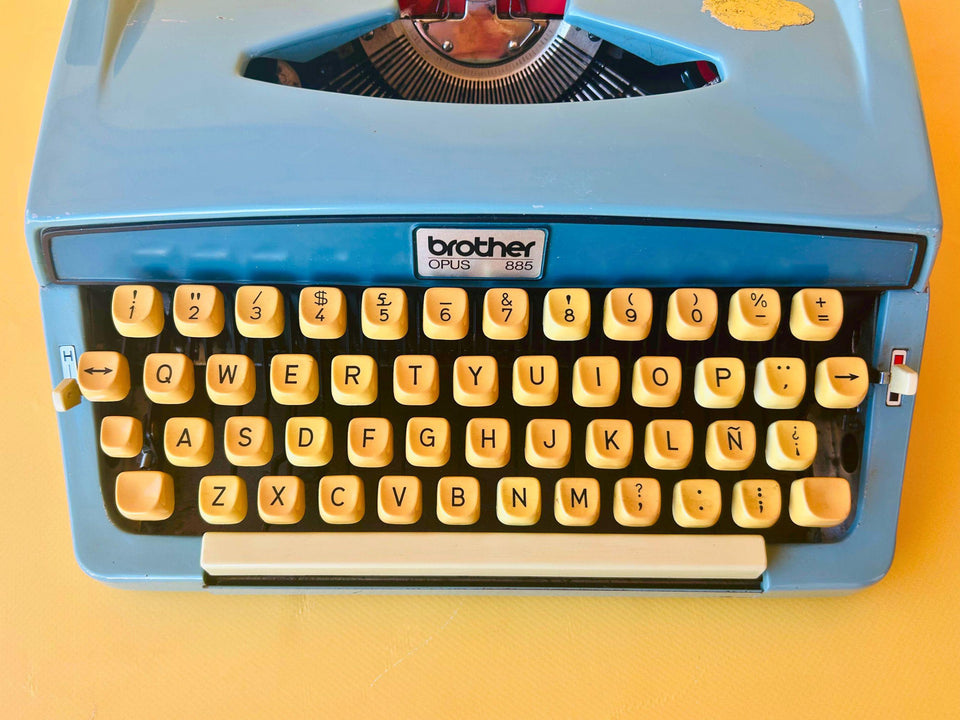 Brother Opus 885 Typewriter – 1970s Blue Manual Portable Typewriter from Japan