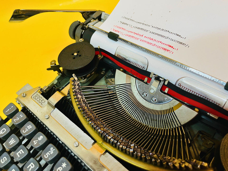 Flying Fish PSQ Typewriter – Manual Typewriter with Case and Instructions, Rare Chinese Model